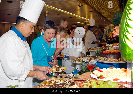 Los chefs sirven postres en el desierto de extravagancia en el Holland America crucero Zaandam Foto de stock