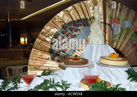 Una variedad de postres, visualizada en el desierto de extravagancia en el Holland America crucero Zaandam Foto de stock