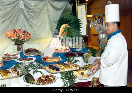 Los chefs sirven postres en el desierto de extravagancia en el Holland America crucero Zaandam Foto de stock