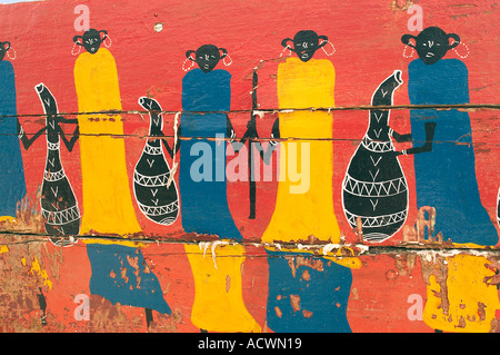 Ingenuo afrikanische Malerei auf einem Holzboot ingenua pintura africana en una embarcación de madera Foto de stock