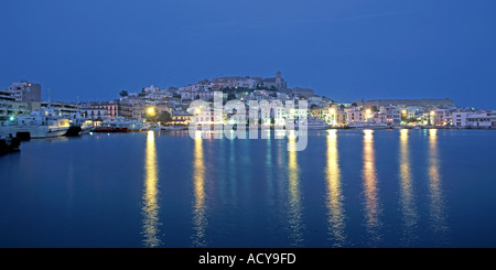 España Baleares isla de Ibiza marina skyline panorama crepúsculo Foto de stock