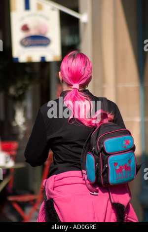 Mujer joven con pelo de color rosa intenso y negro y rosa ropa Sheffield