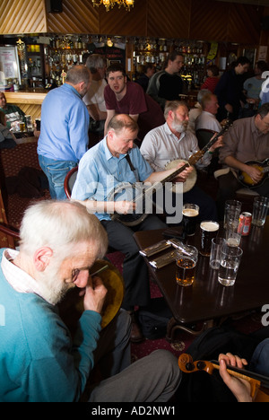 dh Orkney Folk Festival STROMNESS ORKNEY músicos tocando banjos bodhran tambor stromness hotel bar pub escocés uk festivales escocia