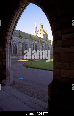 Elphinstone arcos y Kings College Chapel en Aberdeen, Escocia Foto de stock