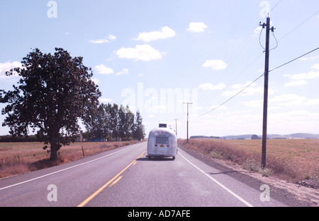 Remolque Airstream en open country road Foto de stock