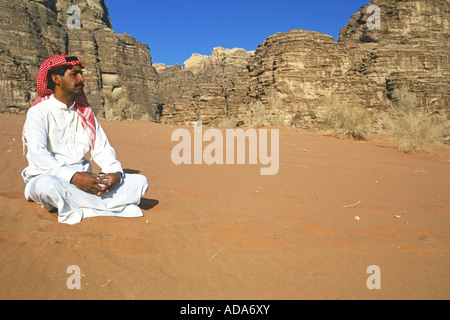 Beduin sentado en Wadi Rum, Jordania Foto de stock