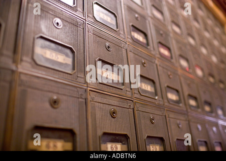 Filas de casillas de correo en una oficina de correos vieja en Nueva Inglaterra