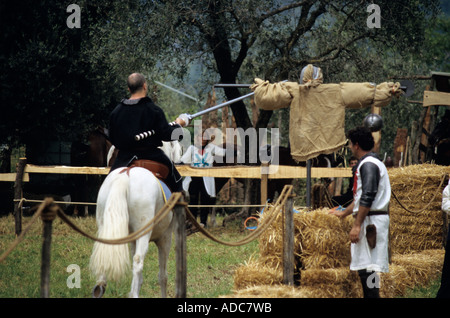 El torneo de caballeros en el tradicional recuerdo histórico de la Edad Media, Sale Marasino, Italia Foto de stock