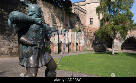 Estatua de Robin Hood fuera del castillo de Nottingham Nottingham Inglaterra GB UK EU Europa Foto de stock