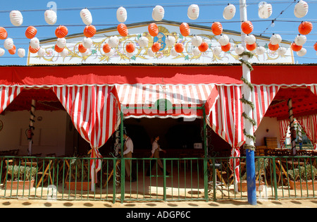 Linternas y decoración pintada en casetas o pabellones para la celebración  de fiestas en la Feria de Abril Sevilla Andalucía España Fotografía de  stock - Alamy