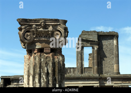 Las excavaciones de las ruinas de Pompeya, cerca de Nápoles, en Italia, que fue destruida por la erupción del Vesubio en agosto del año 79 D.C. Foto de stock