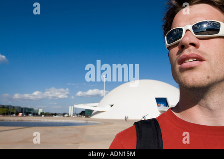 Turista europeo de pie en frente del Museo de la República, Brasilia