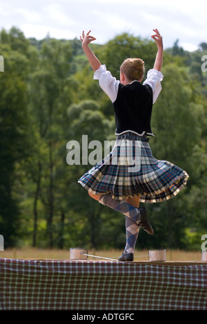 Scottish highland games bailarín, clan, vestuario, molinete, falda, baile nacional, cuadros escoceses, falda, cultura, fiesta, compitiendo en Glengarry, Scotland, Reino Unido Foto de stock