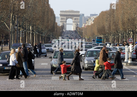 Paradas de tráfico para los peatones en la cebra a través de los Campos Elíseos, en frente del Arc de Triomphe París Francia Central Foto de stock