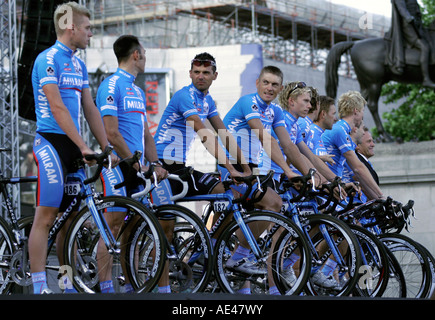 El Milram equipo ciclista del Tour de Francia en la ceremonia de apertura del año 2007 en la carrera de la londinense Trafalgar Square Foto de stock