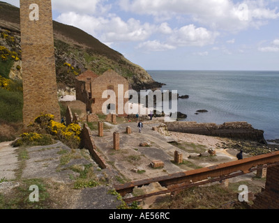 Permanece en ruinas de Porth Wen "puerto blanco" antigua fábrica de ladrillos, en la isla de Anglesey al norte de Gales, Reino Unido Gran Bretaña Foto de stock