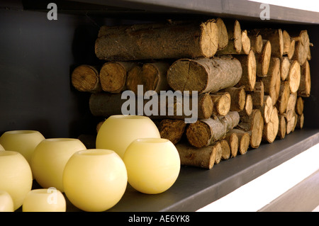 Troncos de madera y velas en estanterías interiores