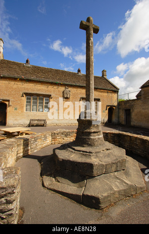 Patio escolar en la aldea de postal de Lacock y antigua cruz escalonada