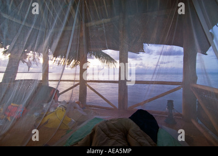 Dentro de una típica fale en la playa de la isla de Upolu, Samoa beachfale namua NE costa noreste Foto de stock
