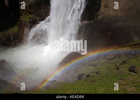 Un arco iris que se forma en el equinoccio cae que cae 317 pies durante la primavera de escorrentía Yosemite National Park California Foto de stock