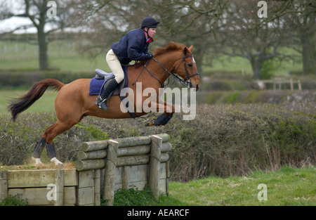 Joven Jinete de equitación cross country evento equino en Oxfordshire, Inglaterra Foto de stock