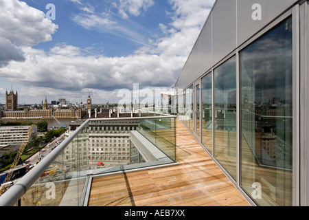 Terraza en el ático con vista al palacio de Westminster. Foto de stock