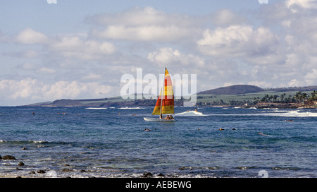 Un pequeño sailboard en la zona de Poipu de Kauai, Hawaii, en una tarde soleada Foto de stock