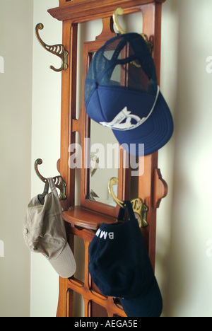 Sweet Home casa hall rack espejo colgador de gorras de béisbol un elegante mobiliario blanco esquina de pared Fotografía de - Alamy
