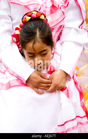 Niña de 10 años de edad mostrando su desfile mexicano vestido. Cinco de  Mayo Fiesta. 'St Paul' Minnesota USA Fotografía de stock - Alamy