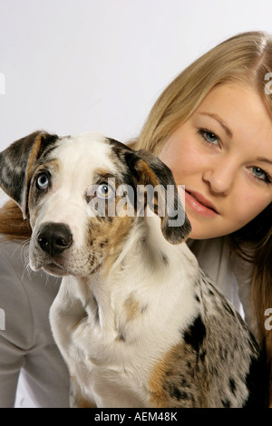 Catahoula Leopard Dog cachorro y chica Foto de stock
