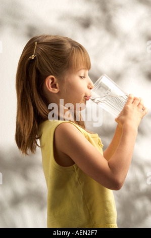 Niño bebe agua de un vaso Fotografía de stock - Alamy