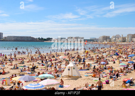 La gente en la arena blanca de la playa, tomar el sol y disfrutar de la playa de Sables d olonne francia Foto de stock