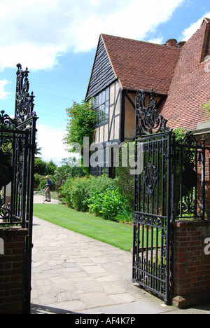 Puerta de entrada a los jardines, RHS Wisley Gardens, Woking, Surrey, Inglaterra, Reino Unido Foto de stock
