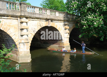 Navegar bajo el puente de la Magdalena en el río Cherwell, Oxford, Oxford, Inglaterra, Reino Unido Foto de stock