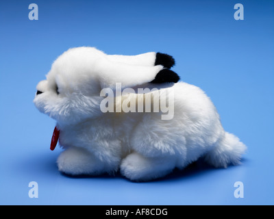 El conejo blanco de peluche suave felpa oreja de cola Fotografía de stock -  Alamy