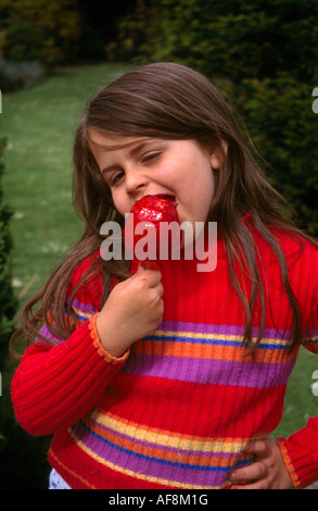 Niño comer Toffee 6 Años de Apple Foto de stock