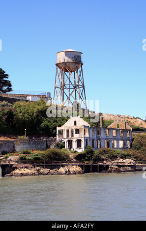 Antiguo edificio de la cárcel y la torre del agua en la Isla de Alcatraz, en la Bahía de San Francisco Foto de stock
