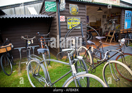 Vintage tienda de bicicletas en el Goodwood Revival West Sussex, UK 2007