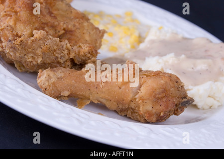 Cierre de una cena casera de pollo con puré de papas y salsa crema de maíz y el polvo de hornear galletas Foto de stock