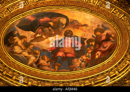 Pintura de Tintoretto de St Roch en gloria en el techo de la Sala dell Albergo Al Sculoa Grande di San Rocco en Venecia
