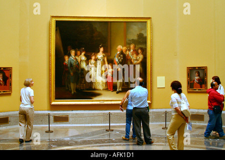 Museo del Prado Galería de arte a los turistas admirar y la familia de Carlos IV por Goya Madrid España Europa