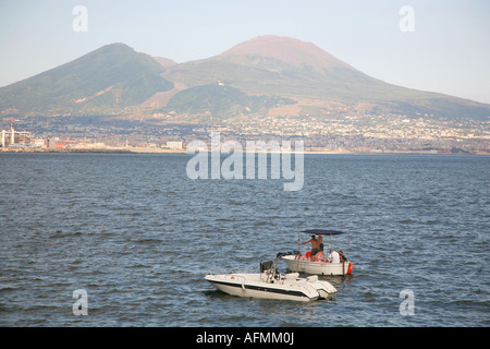 En el centro de la bahía de Nápoles, con el Vesubio al fondo