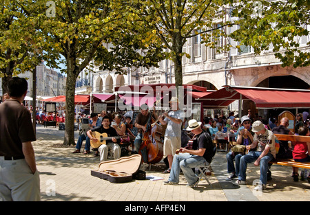 Los músicos espectáculo en las calles de La Rochelle, Charente Maritime, Poitou Charentes, Francia Foto de stock