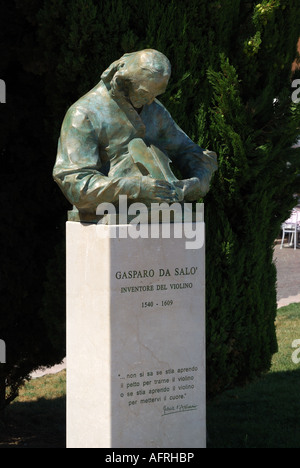 Estatua de Gasparo da Salo, inventor del violín, Salo, Lago de Garda, Italia Foto de stock