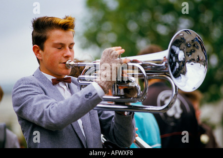 Adolescente desempeña instrumento de latón en Marching Band Inglaterra YORKSHIRE Foto de stock