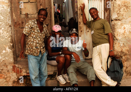 Centro Habana Cuba streetscene grupo de sus amigos Foto de stock