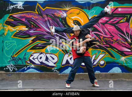 Los artistas de la danza coreana grupo físico máximo tripulación realizar en las calles de Edimburgo