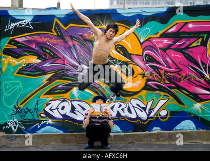 Los artistas de la danza coreana grupo físico máximo tripulación realizar en las calles de Edimburgo
