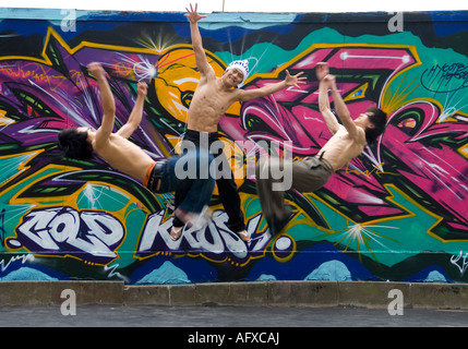 Los artistas de la danza coreana grupo físico máximo tripulación realizar en las calles de Edimburgo