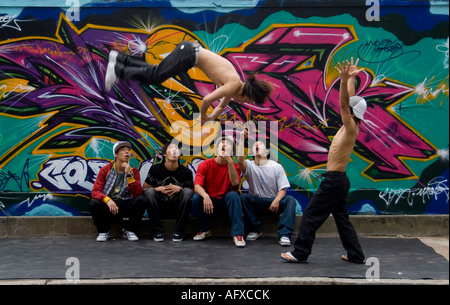 Los artistas de la danza coreana grupo físico máximo tripulación realizar en las calles de Edimburgo